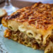 Zoom sur un gratin de pâtes traditionnel grec, Pastitsio
