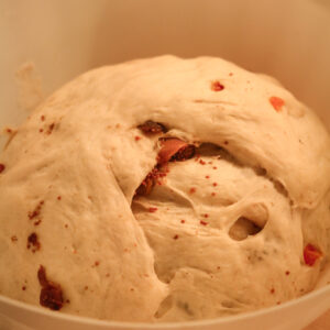 Pâte à pain avant cuisson Pain maison aux figues, abricots et rnoisettes