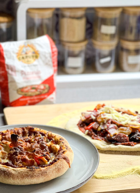 Pizza maison sur plan de travail, version après cuisson et avant cuisson avec belle corniche