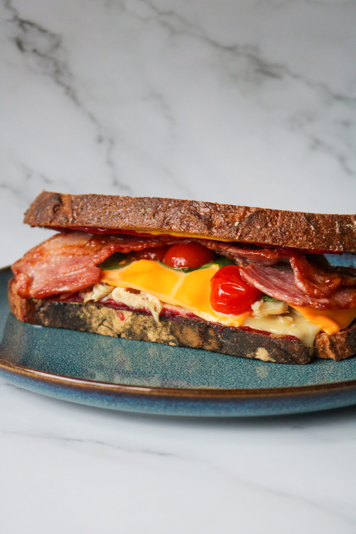 Sandwich chaud à la dinde, bacon croustillant, sauce cranberry et cheddar