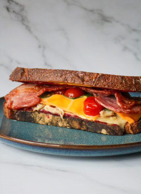 Sandwich chaud à la dinde, bacon croustillant, sauce cranberry et cheddar