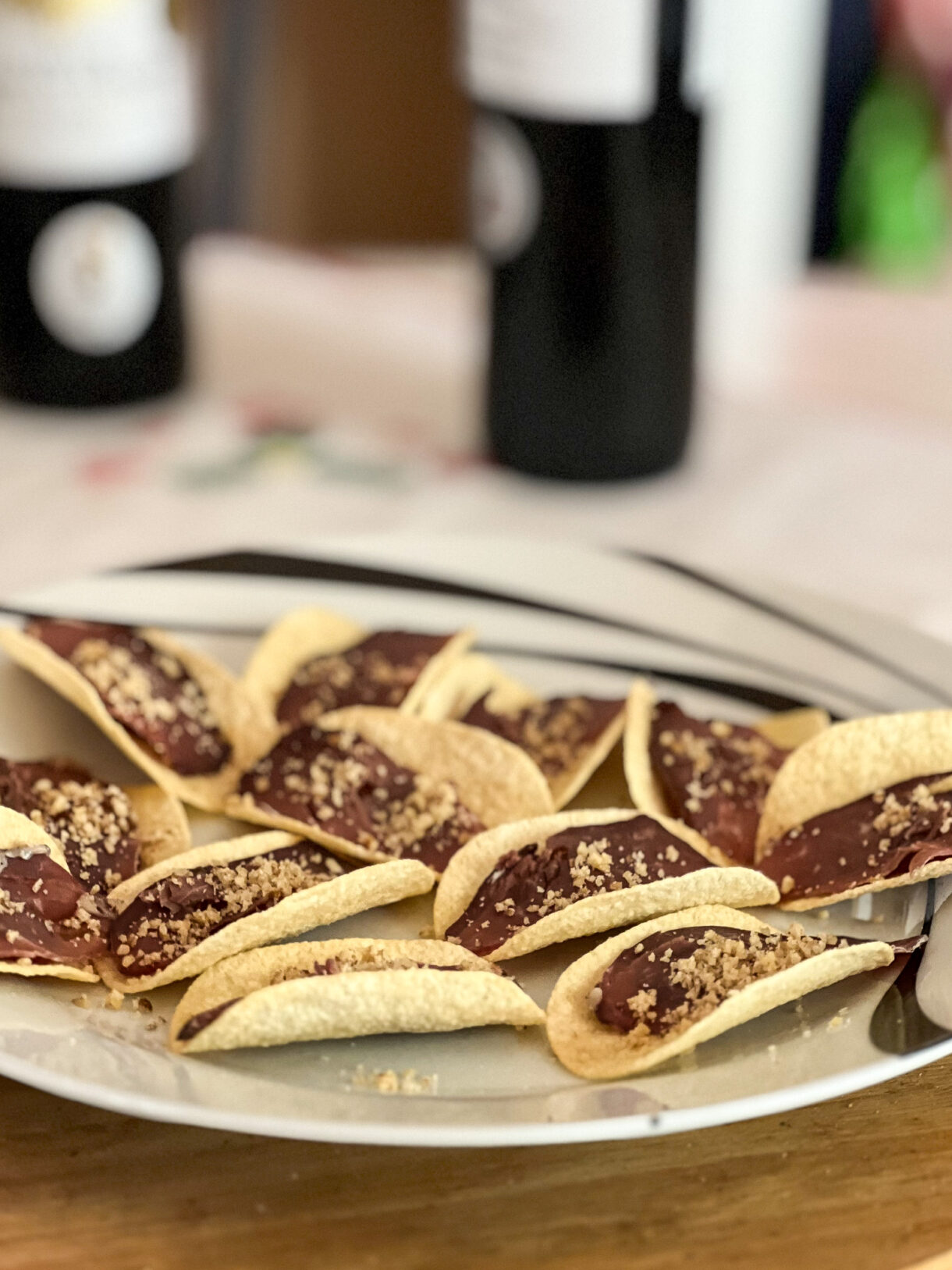 Bouchées apéritives de Pringles garnies de confit d'oignon, magret séché et noisettes