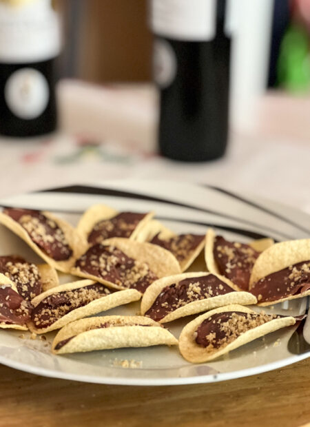 Bouchées apéritives de Pringles garnies de confit d'oignon, magret séché et noisettes
