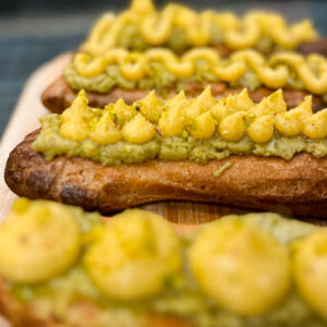 Éclairs maison garnis de crème pâtissière passion et glaçage pistache