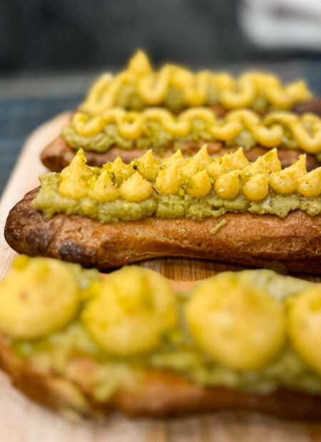 Éclairs maison garnis de crème pâtissière passion et glaçage pistache