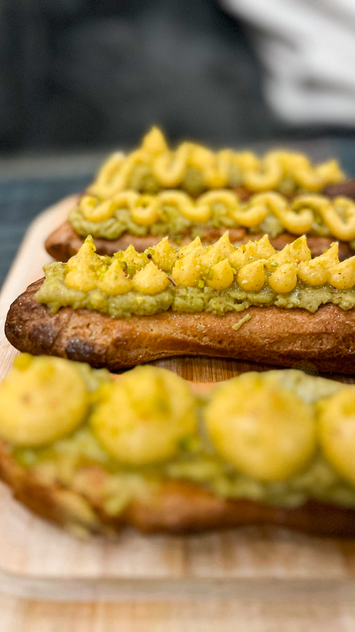 Éclairs maison garnis de crème pâtissière passion et glaçage pistache