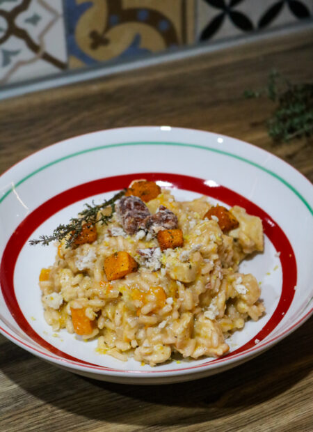 Risotto automnal aux châtaignes, butternut et poulet rôti – plat crémeux