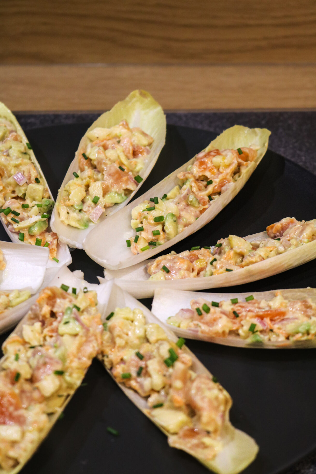 Plat avec barquettes d'endives et garnitures