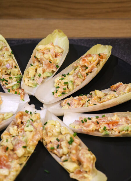 Plat avec barquettes d'endives et garnitures