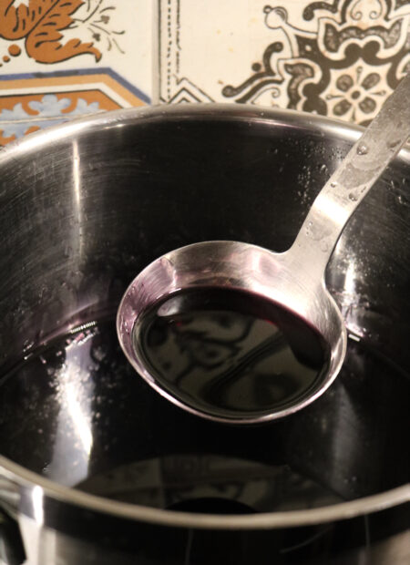 Sirop de myrte fraîches en cours de cuisson