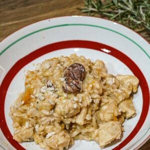 Risotto automnal aux châtaignes, butternut et poulet rôti – un plat crémeux et réconfortant.