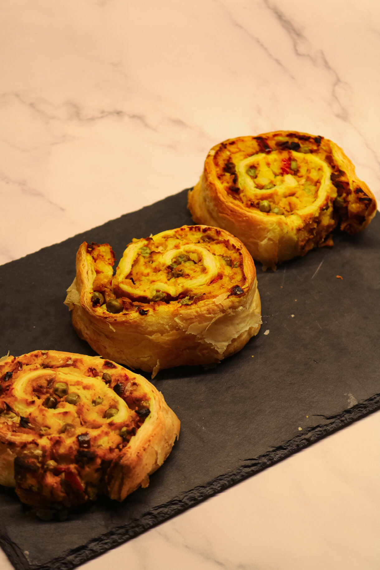 Samosas végétariens feuilletés roulés aux épices indiennes