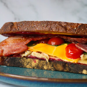 Zoom sur un sandwich au pain de campagne dinde cranberry cheddar et bacon