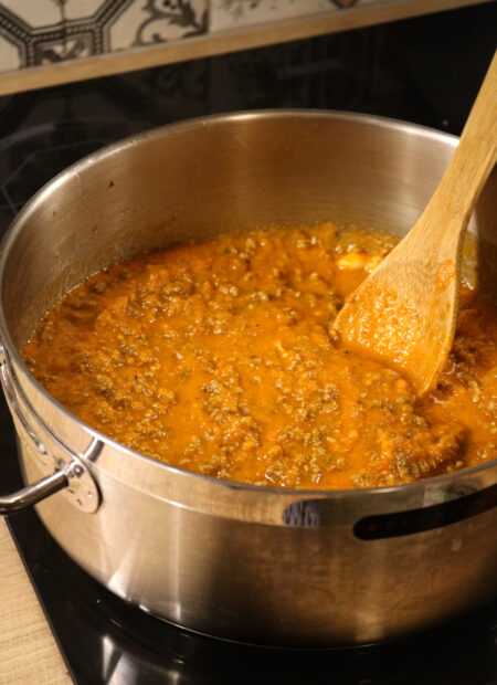 Préparation sauce bolognaise, sauce tomate et viande