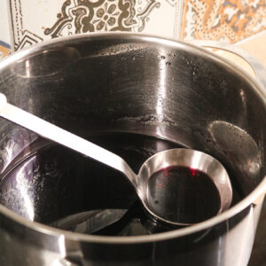 Sirop de myrte maison dans cocotte