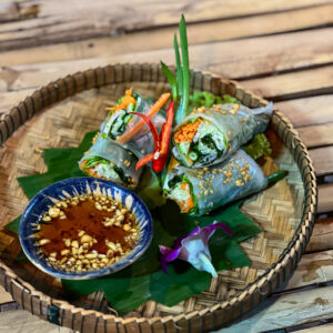 Rouleaux de printemps cambodgiens Nem Srors servis avec une sauce nuoc chấm aux cacahuètes