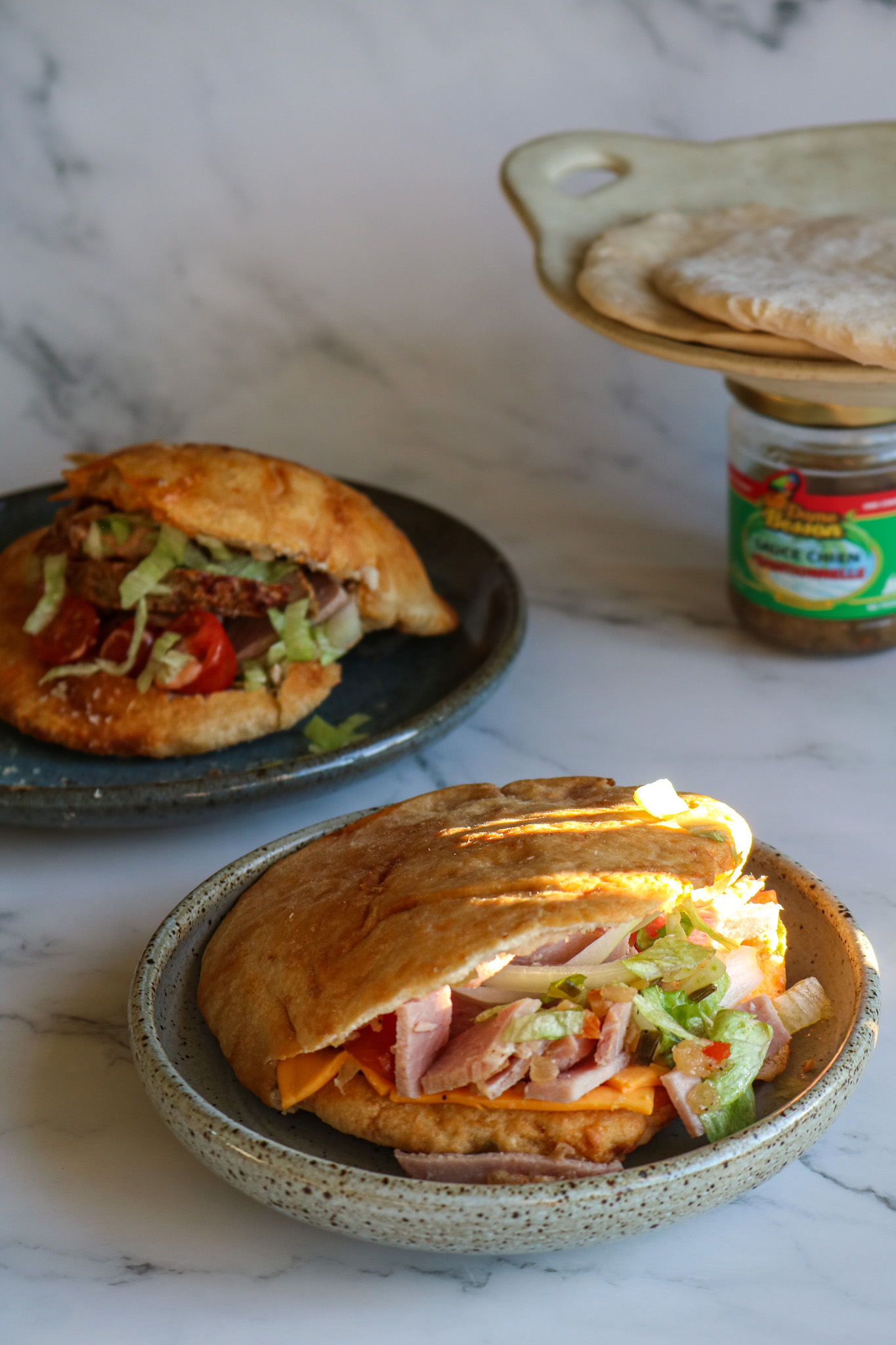Bokit guadeloupéen garnie et pâte à bokit avec la sauce chien