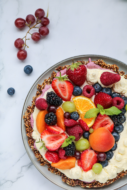 Tarte aux fruits frais sur une base de riz souffle au chocolat et creme diplomate.