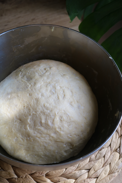 Pâte à agoulou maison en préparation dans un saladier pendant la pousse
