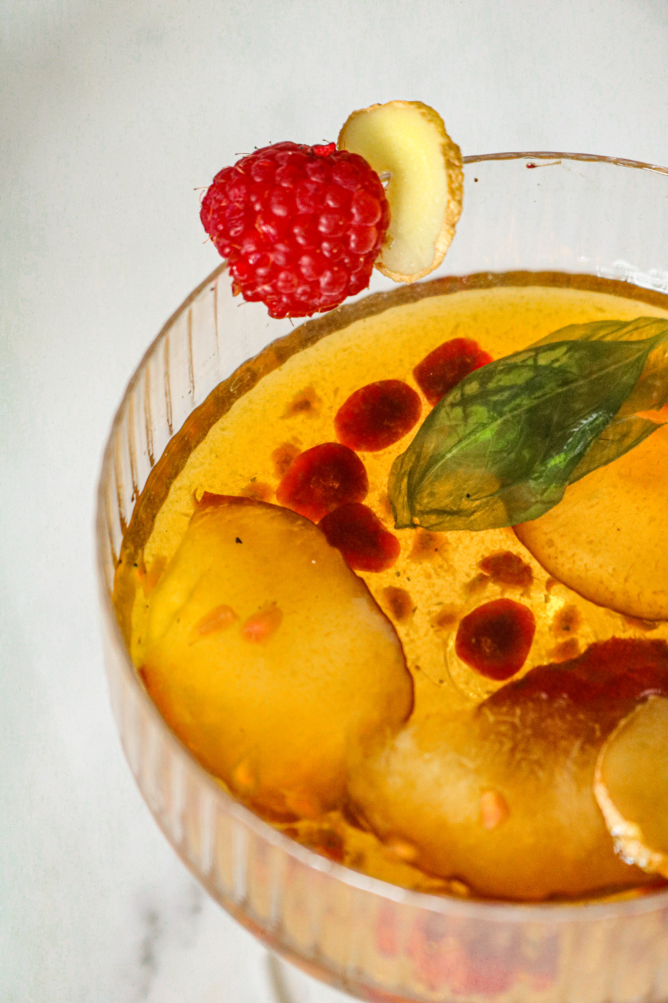 Gros plan sur des quartiers de peche de vigne et glacons dans un mocktail fraicheur