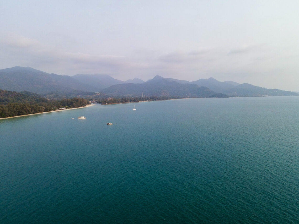 vue du ciel de Koh Chang avec plage et montagne en arrière plan