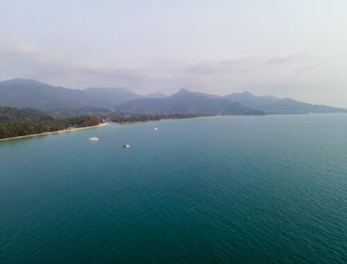 vue du ciel de Koh Chang avec plage et montagne en arrière plan