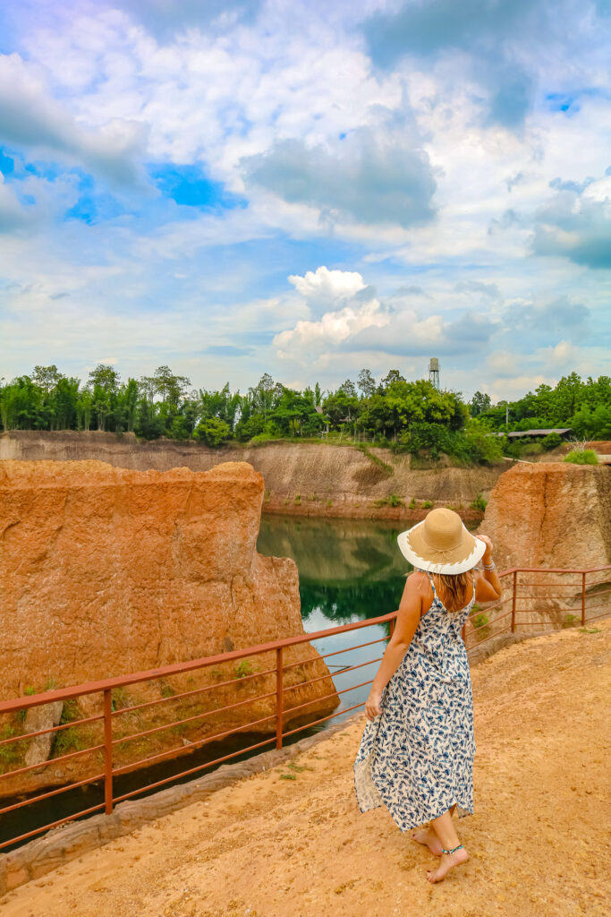 Adeline Bernard posant au Grand Canyon de Chiang Mai