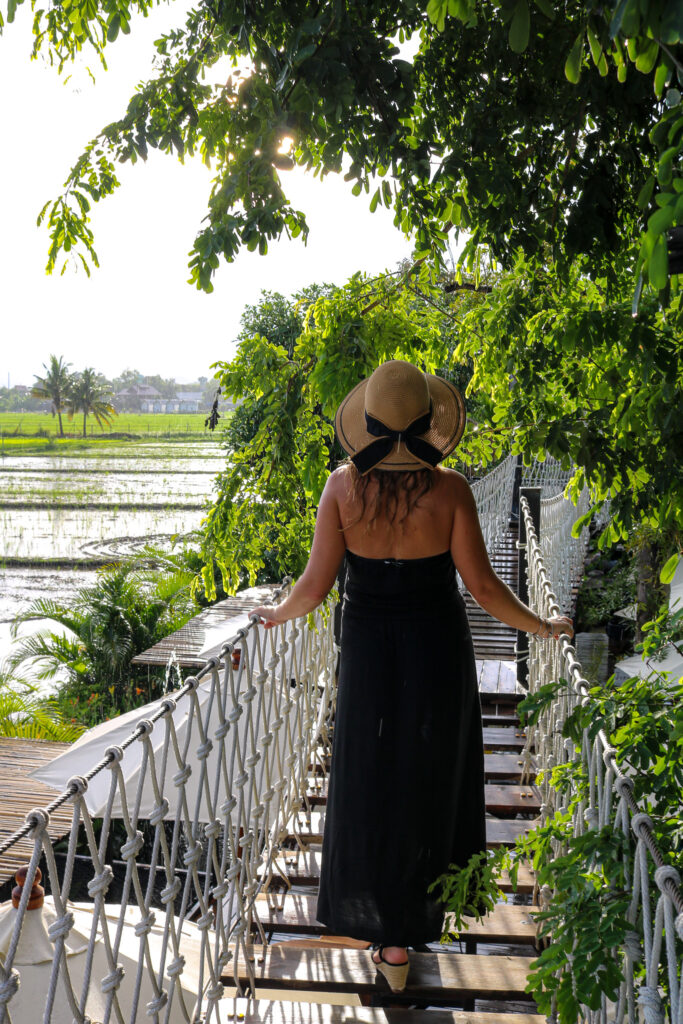 Adeline Bernard sur un pont suspendu avec vue sur les rizières