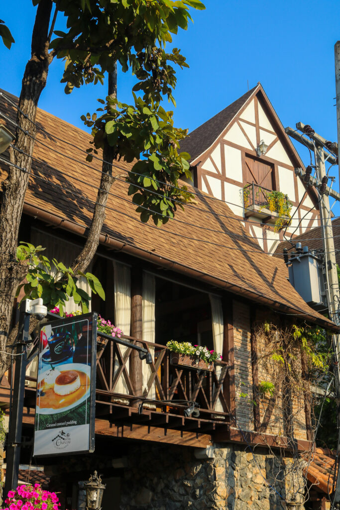 Ruelle de Chiang Mai évoquant une architecture alsacienne