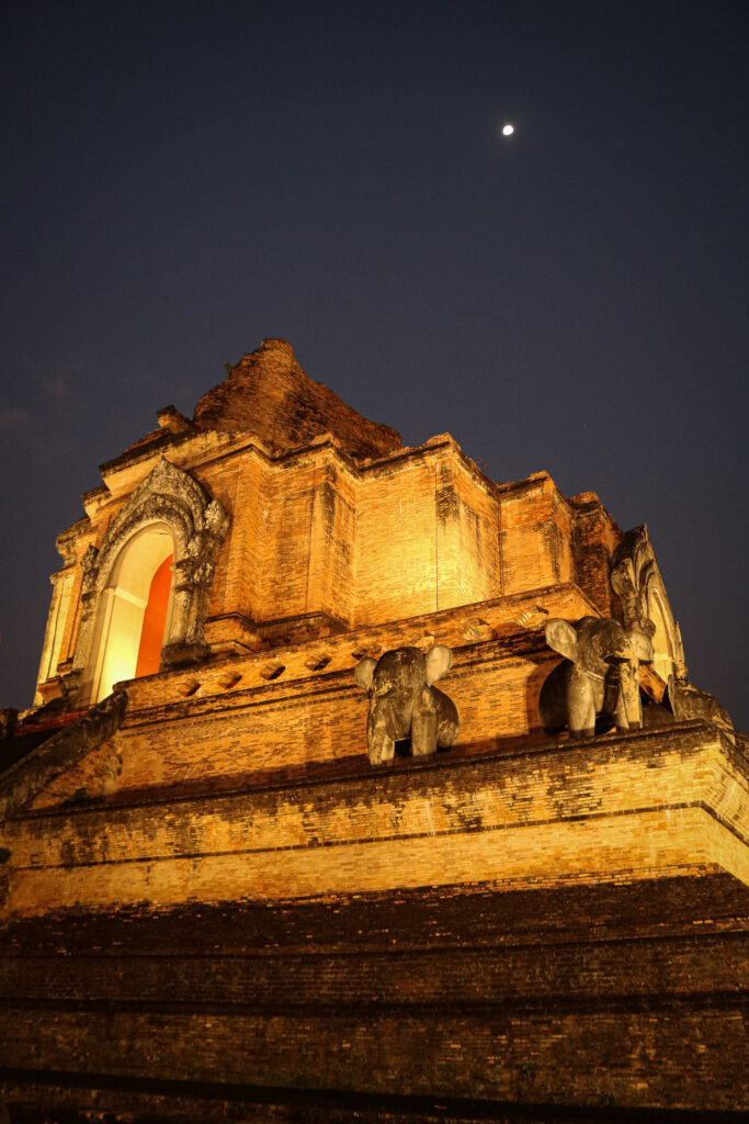 Temple de Chiang Mai la nuit avec statue d’éléphant et lune en arrière-plan