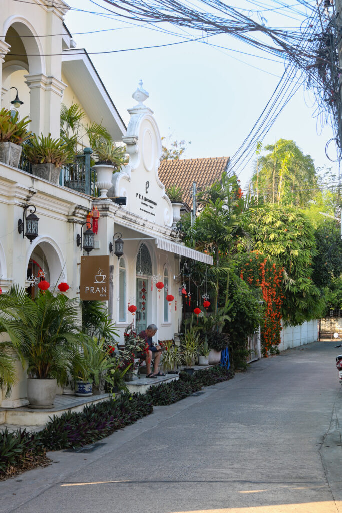 Façade du Pran Café dans une ruelle calme de Chiang Mai