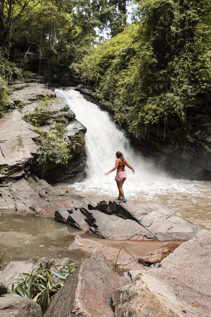 Adeline Bernard face à une cascade dans la région de Chiang Mai