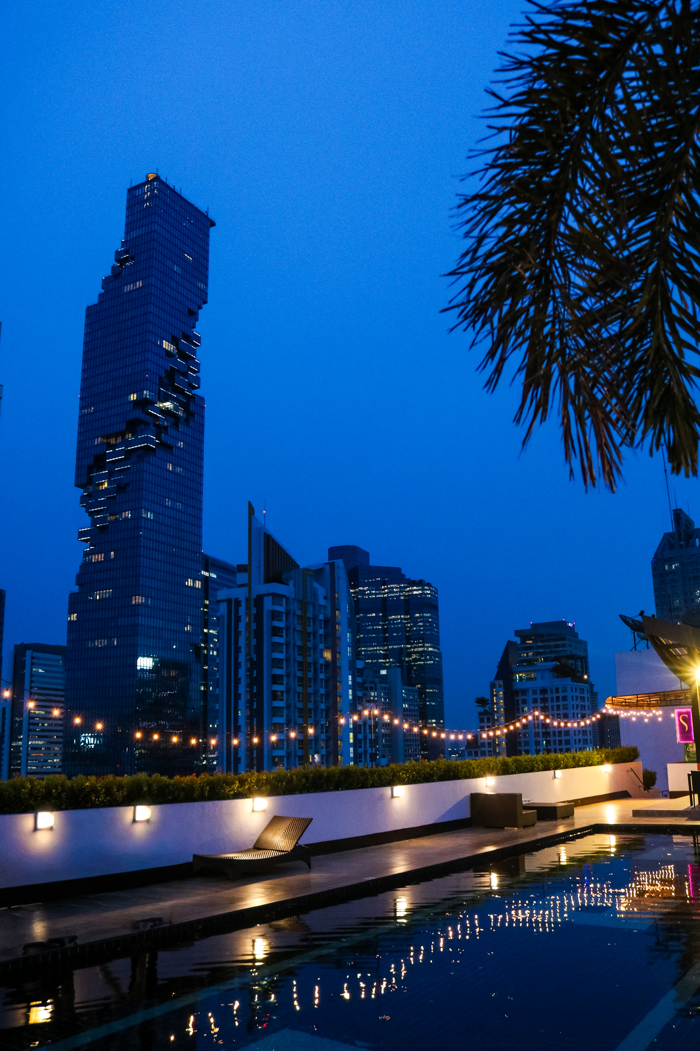 Toits d'hôtel avec piscine vue sur King Power Mahanakhon