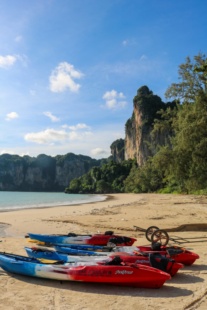 Kayak sur la plage de Railay West