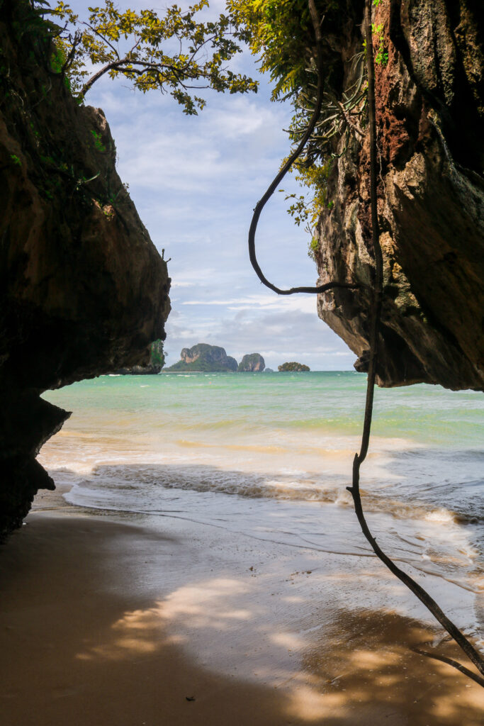 Plage secrète entre les falaises