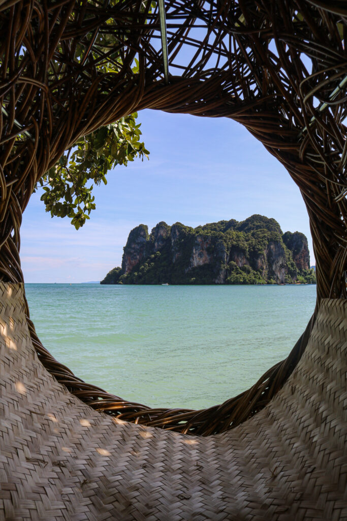Point de vu sur île montagneuse