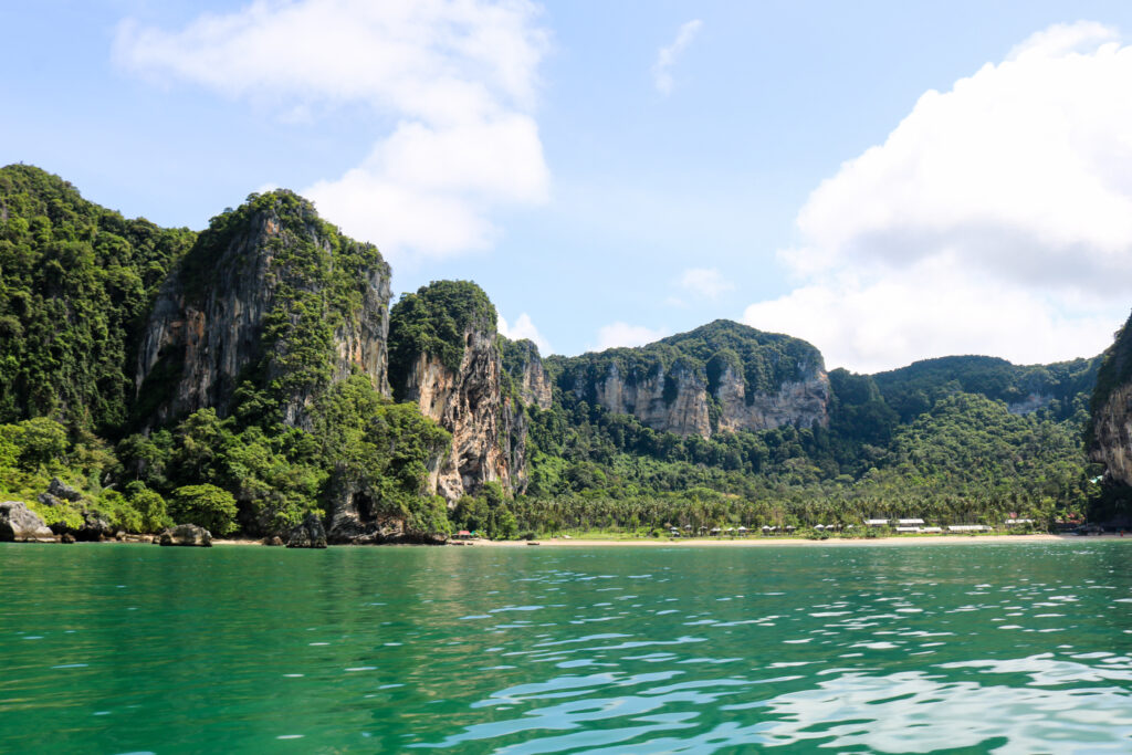 Plage de Tonsai depuis le bateau