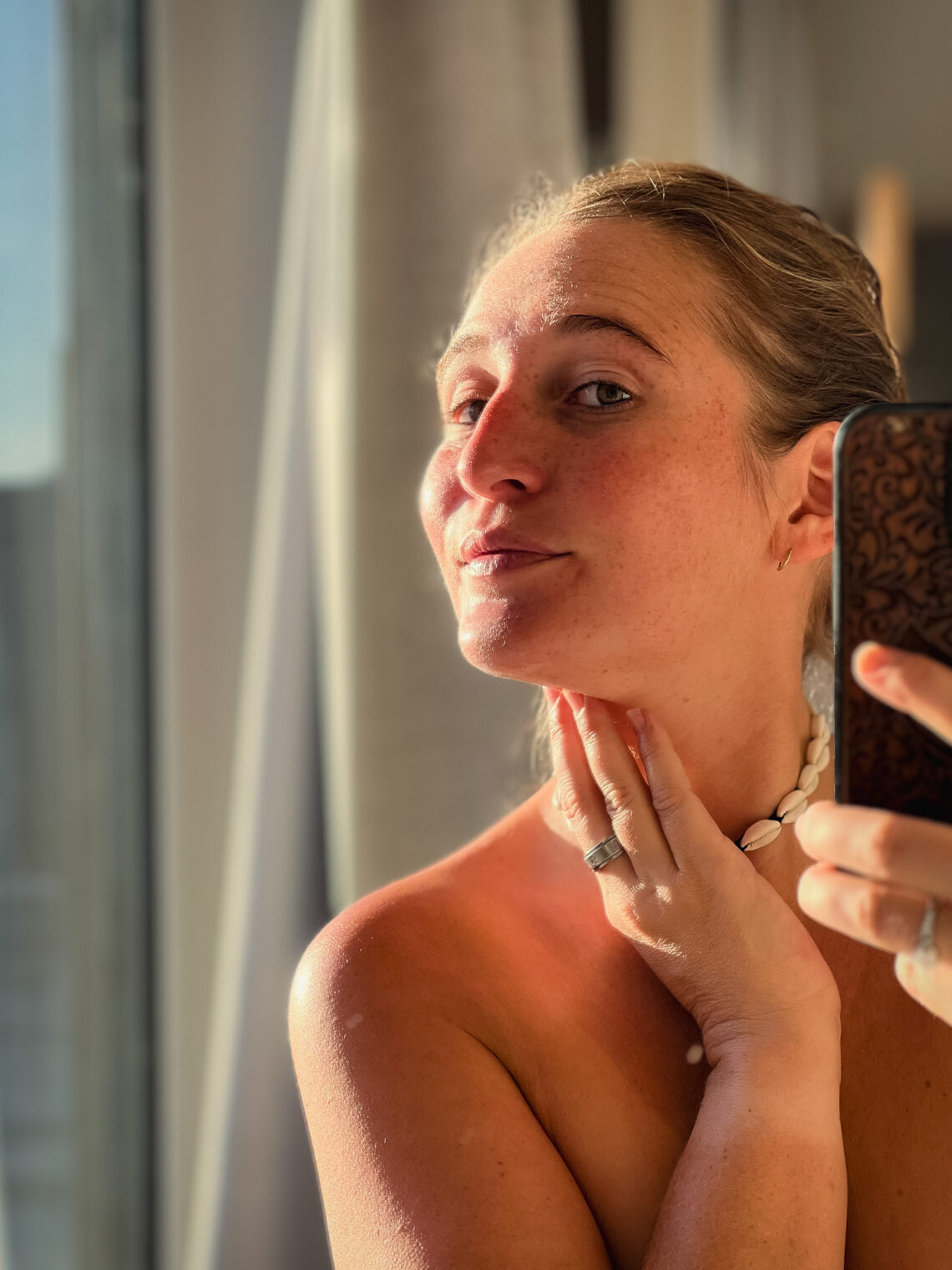 Portrait d'une Adeline Bernard montrant sa peau lumineuse et saine