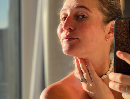 Portrait d'une Adeline Bernard montrant sa peau lumineuse et saine